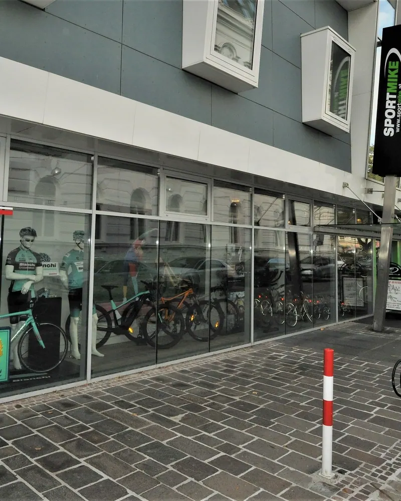 Außenansicht des Geschäfts Sportmike am Sparkassaplatz mit großen Schaufenstern